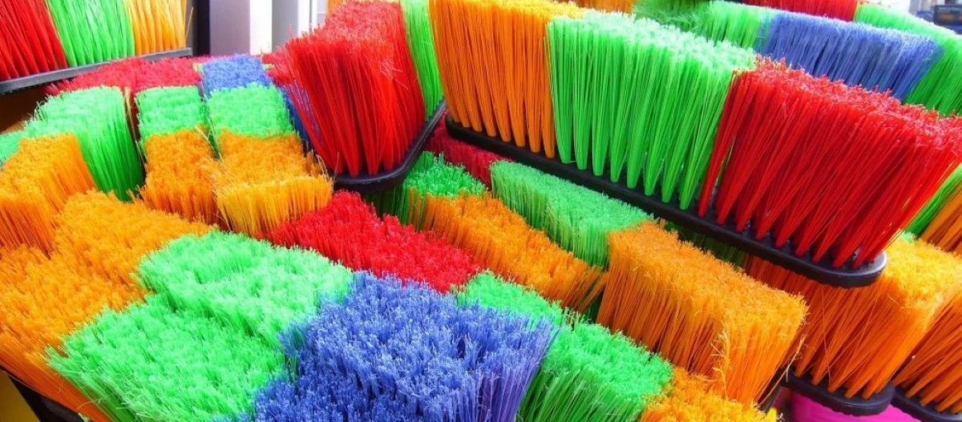 «Ισορροπήστε τη σκούπα όρθια»: Αυτή είναι η νέα δοκιμασία που πρωταγωνιστεί στο διαδίκτυο (βίντεο)